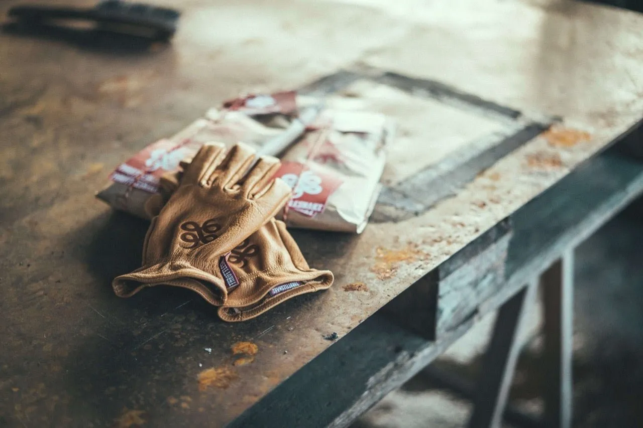 Camel Brown Buffalo Gloves † Road Roamer